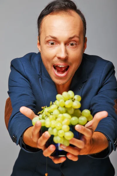 Hombre con uvas — Foto de Stock