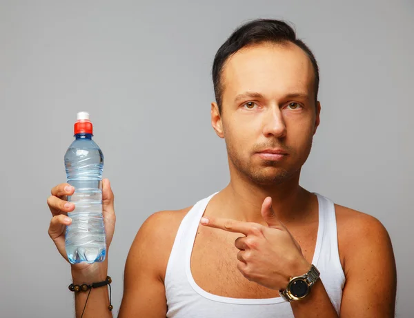 Человек с бутылкой воды — стоковое фото