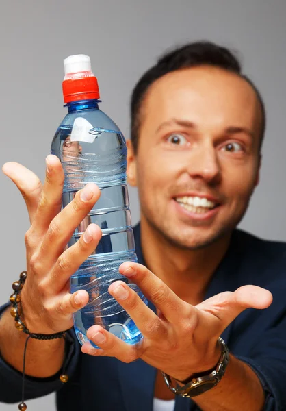 Man met fles water — Stockfoto
