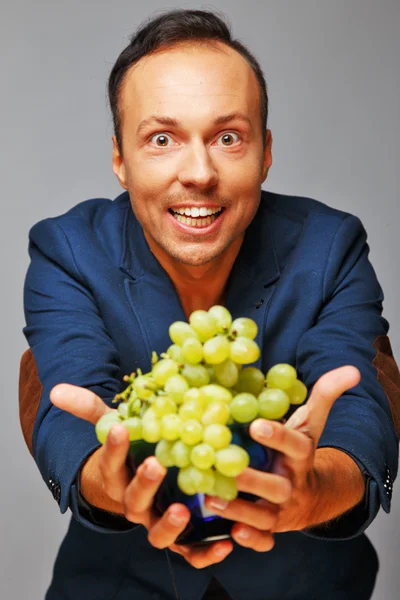 Man met druiven — Stockfoto