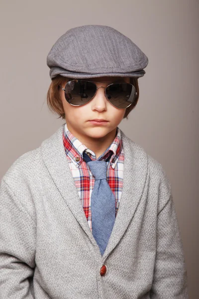 Moda menino em óculos de sol — Fotografia de Stock