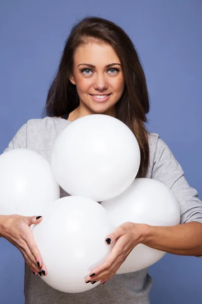 Menina feliz com quatro balões brancos — Fotografia de Stock