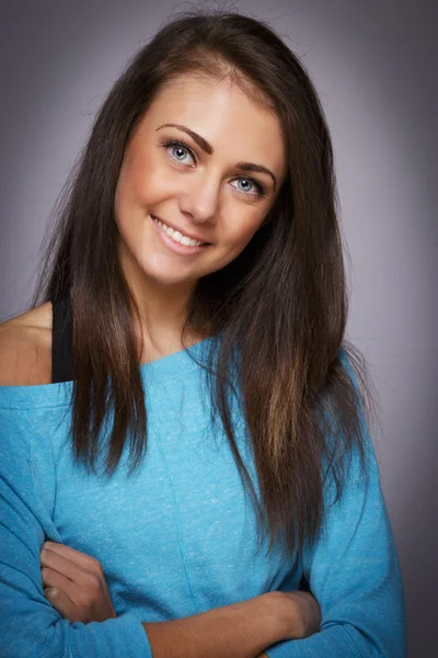 Sorrindo mulher vestindo um top camisa azul — Fotografia de Stock