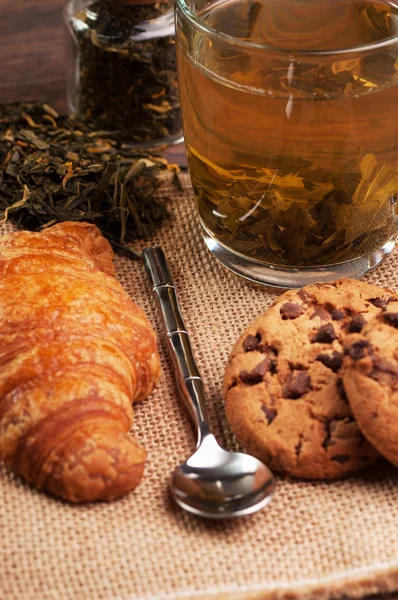 Печенье и чашка чая — стоковое фото