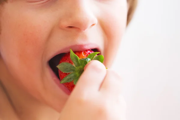 Boy with strawberry — Stock Photo, Image