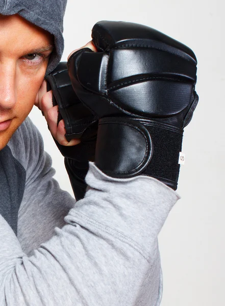 Спортсмен в черных перчатках — стоковое фото
