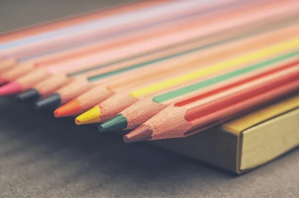 Lápices de colores en una fila — Foto de Stock