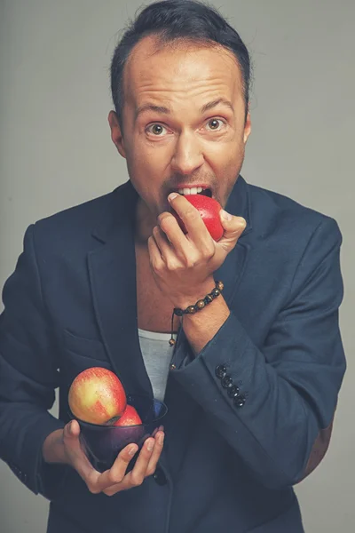 Hombre y manzanas — Foto de Stock