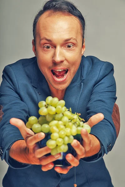 Homem com uvas — Fotografia de Stock
