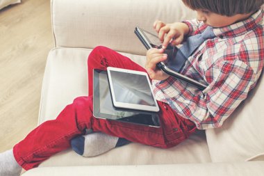 tablet ile çocuk