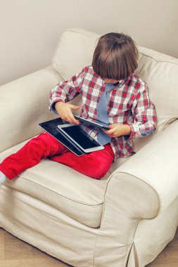 tablet ile çocuk