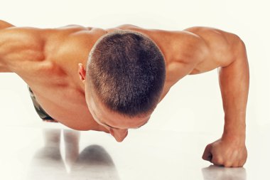 sporcu adam pushup