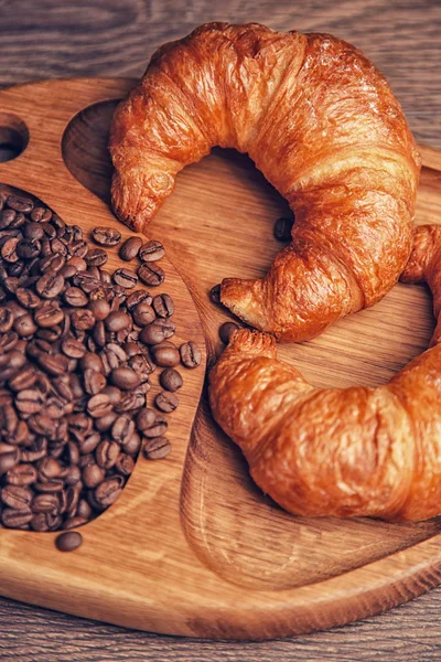 Croissants en koffie bonen — Stockfoto
