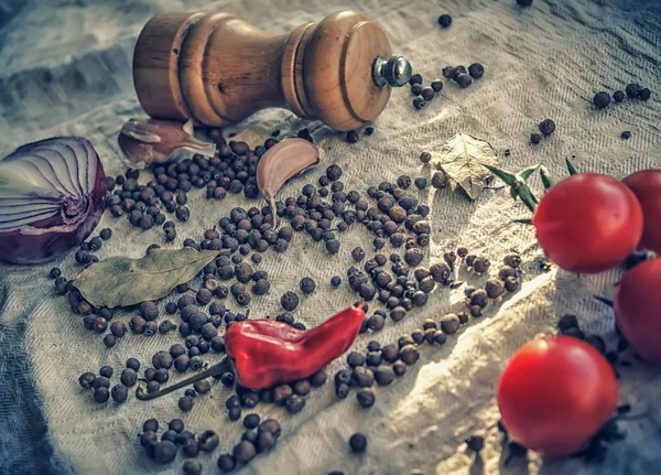 Tomaten und Mahlwerk — Stockfoto