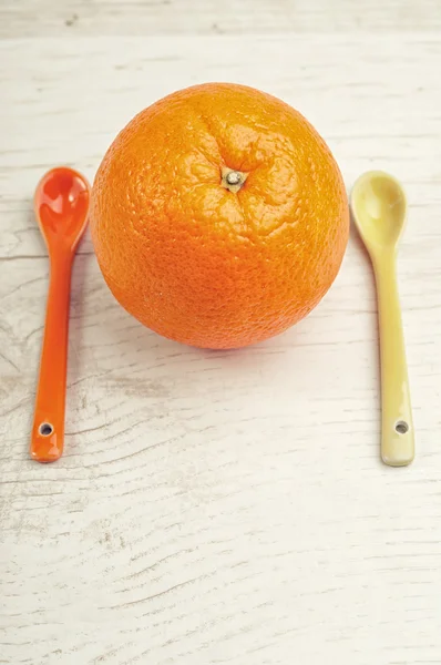 Апельсин и ложки — стоковое фото