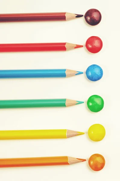 Cukierki i ołówki — Zdjęcie stockowe
