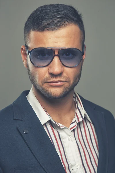 Άνδρα που φοράει γυαλιά ηλίου — Φωτογραφία Αρχείου