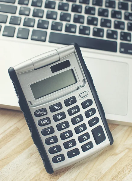 Taschenrechner und Laptop — Stockfoto