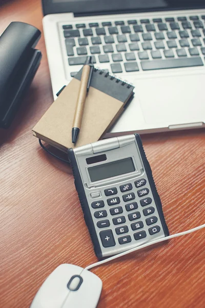 Taschenrechner und Notizblock — Stockfoto