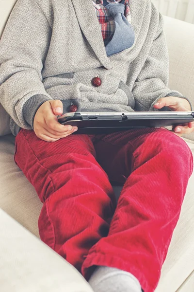 Menino com tablet — Fotografia de Stock