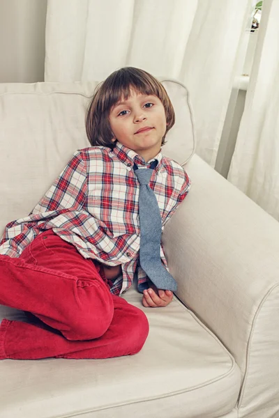 Junge auf weißem Sofa — Stockfoto