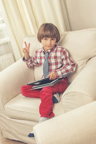 Çocuk tablet ile zafer işareti gösterir — Stok fotoğraf