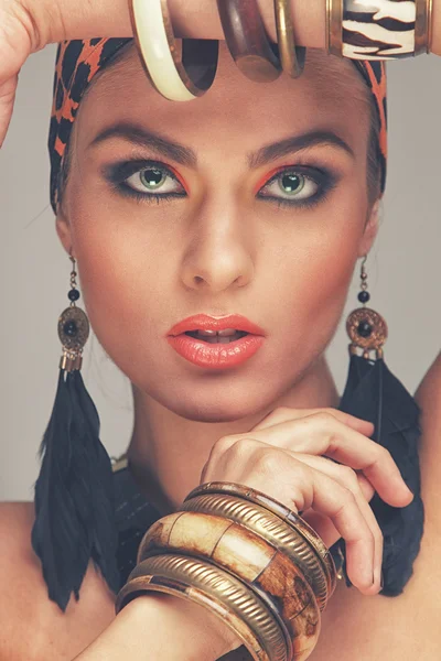 Vrouw met armbanden en tribal make-up — Stockfoto