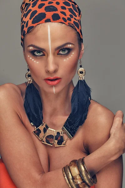 Mulher com pulseiras e maquiagem tribal — Fotografia de Stock