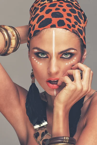 Frau mit Armbändern und Stammesschminke — Stockfoto