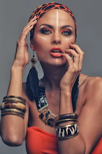 Mulher com pulseiras e maquiagem tribal — Fotografia de Stock
