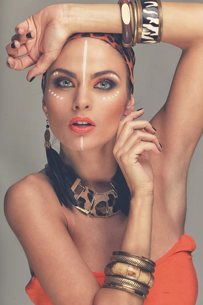 Mulher com pulseiras e maquiagem tribal — Fotografia de Stock