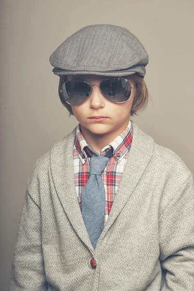 Mode jongen in zonnebril — Stockfoto