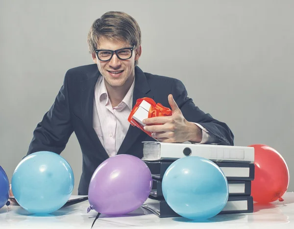 Man met kleur ballonnen en doos van de gift — Stockfoto