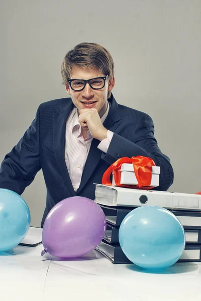 Hombre con globos de color y caja de regalo —  Fotos de Stock