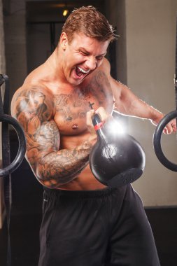 dövmeli atlet ağırlık kaldırma