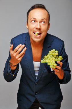 adam üzüm ile