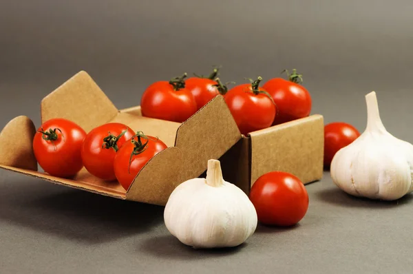 Tomatoes and garlic — Stock Photo, Image