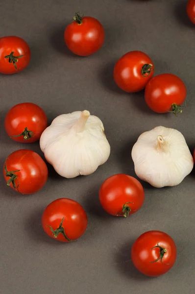 Tomatoes with garlic — Stock Photo, Image