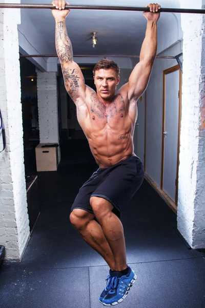 Bodybuilder doing pull-ups — Stock Photo, Image