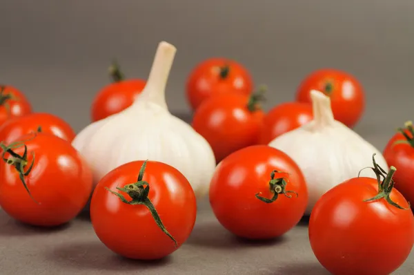 Tomaten mit Knoblauch — Stockfoto