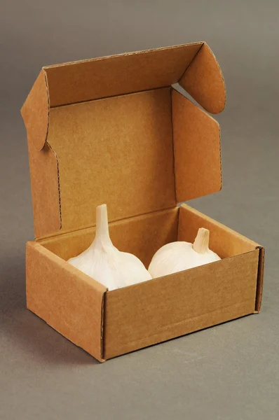 Чеснок в коробке — стоковое фото