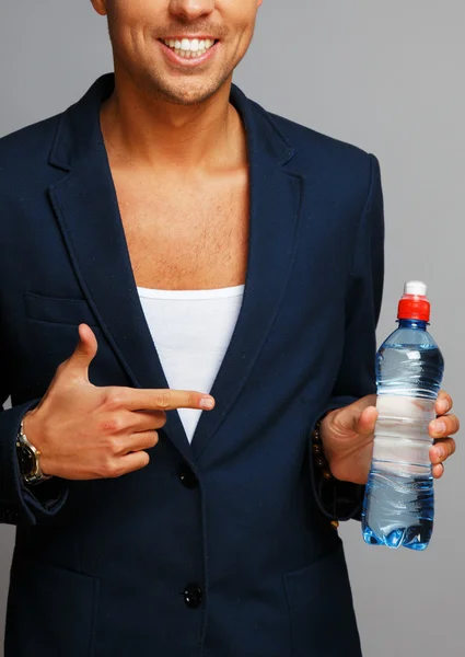 Man med flaska vatten — Stockfoto