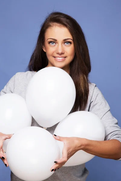 Leende flicka med vita ballonger — Stockfoto