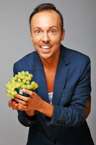 Hombre con uvas —  Fotos de Stock
