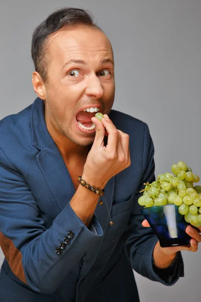 Man met druiven — Stockfoto