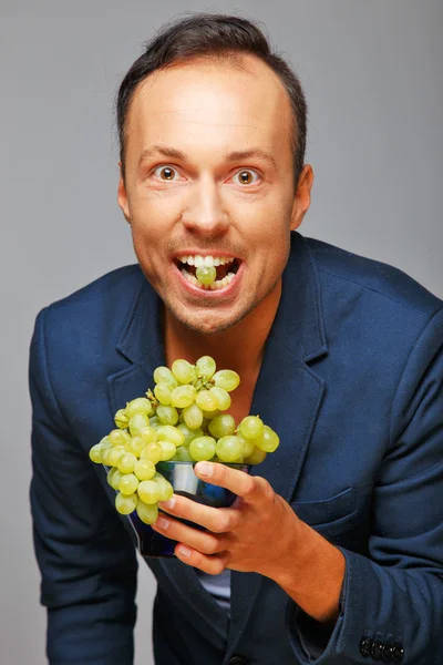 Hombre con uvas —  Fotos de Stock