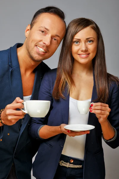 Casal em jaquetas beber café — Fotografia de Stock