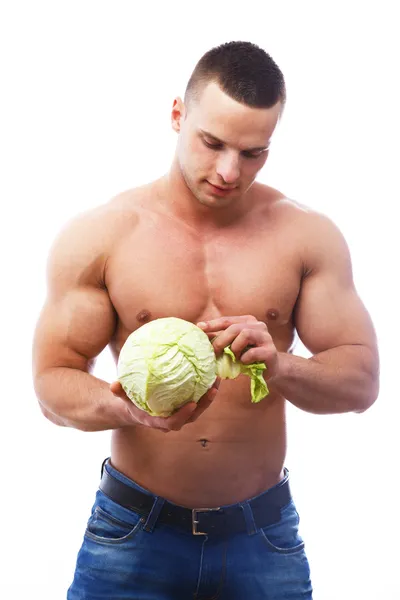 Üstsüz adam bir lahana derinin soyulması — Stok fotoğraf