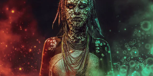 Portrét Děsivé Africký Šaman Ženské Zkamenělé Popraskané Kůže Dredy Tmavém — Stock fotografie