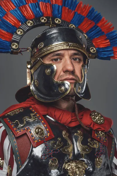 Zdjęcie odizolowanego na szarym rzymskim wojowniku w śliwkowym hełmie — Zdjęcie stockowe